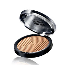 Maybelline Chrome Extreme Intense Metallic Highlighter 400 Molten Gold featuring a smooth, blendable formula for a high-impact luminous finish.