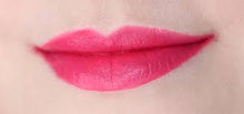 Close-up of the Maybelline Vivid Matte Liquid Lipstick 20 Coral Courage applicator, designed for smooth, precise application and even coverage with the liquid formula.